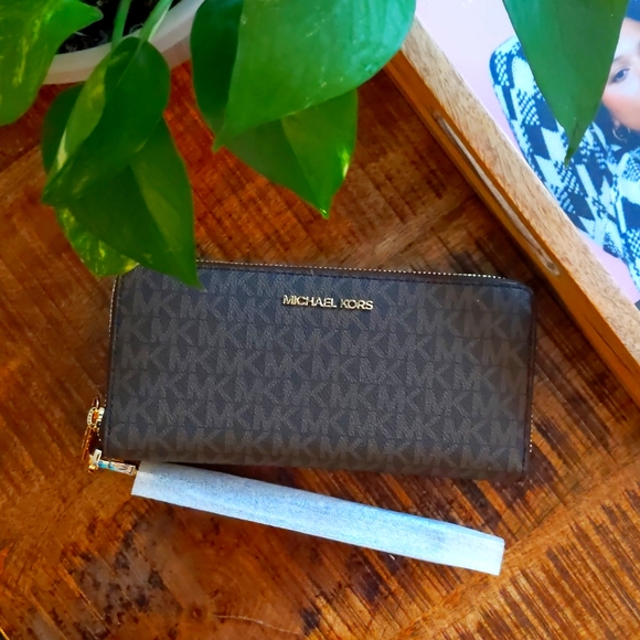 Michael Kors Clutch - Picture 1 of 4